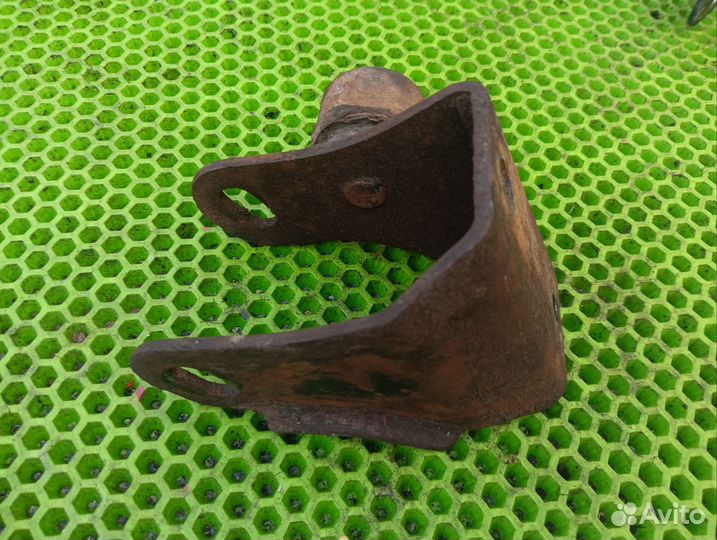 Кронштейн опоры двс Toyota Camry/Vista 1992