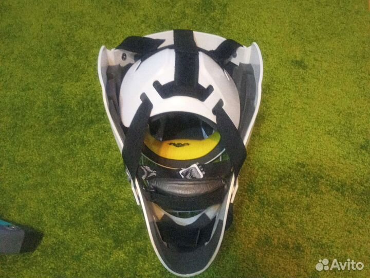 Клюшки,коньки,форма вратаря и игрока-хоккей