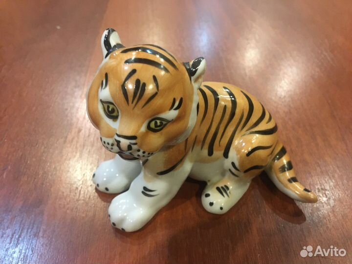 Фигурка фарфоровая Тигренок