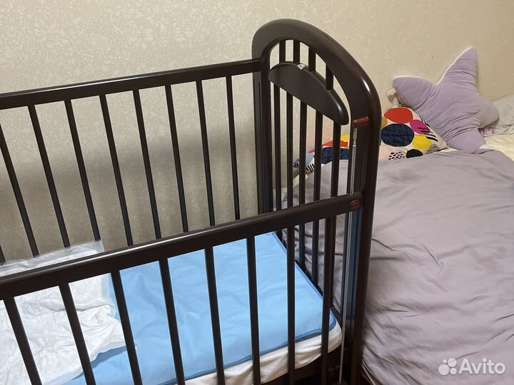 Детская кроватка с маятником