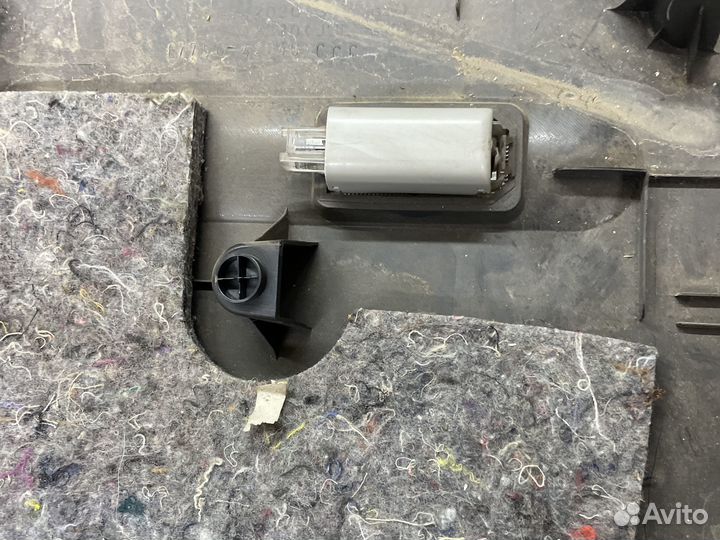 Обшивка задней двери Тойота Рав 4 2006 2012