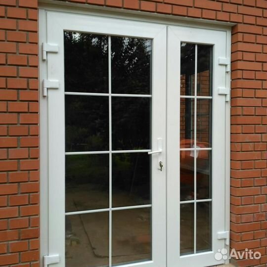 Пластиковая дверь в частный дом