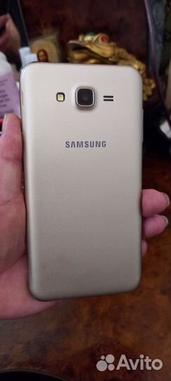 Телефон Samsung J7 NEO