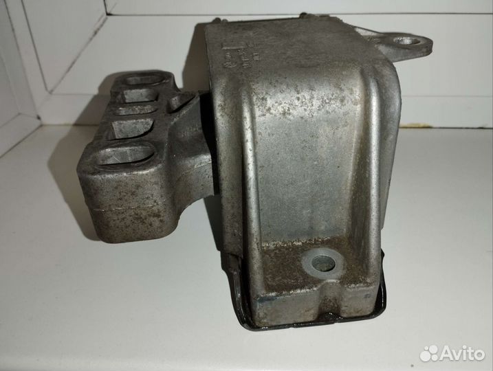 Опора двигателя левая VAG 1J0199555