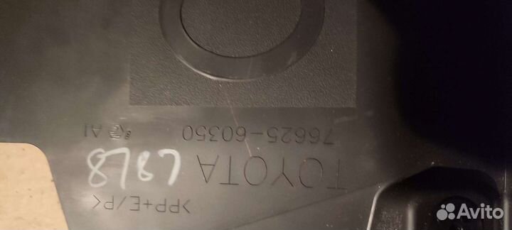 Новый задний правый брызговик LC200