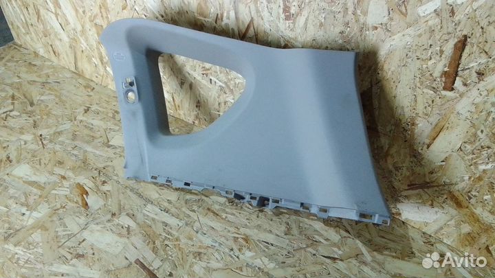 Обшивка задней правой стойки Toyota Rav 4(40)