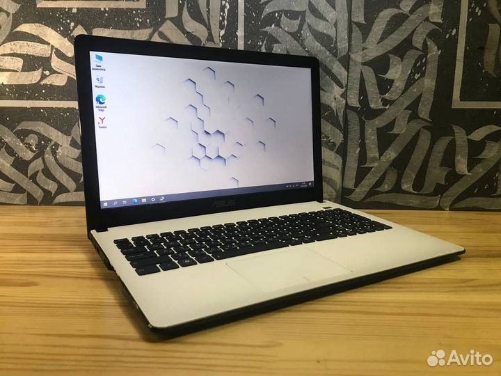 Белоснежный ноутбук Asus на SSD