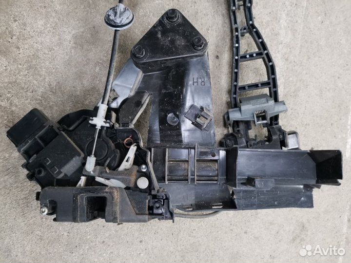 Замок боковой двери передний правый Ford Focus 2