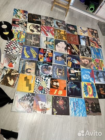 Проигрыватель винила с колонками и пластинками