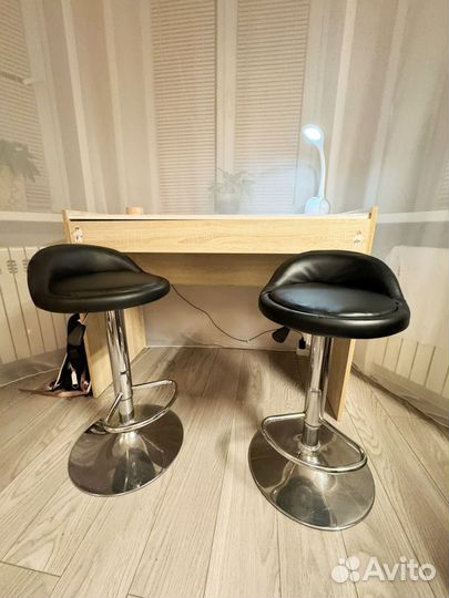Письменный стол и стулья барные