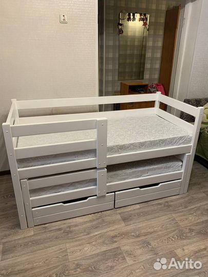 Выдвижная детская кровать из дерева для двоих
