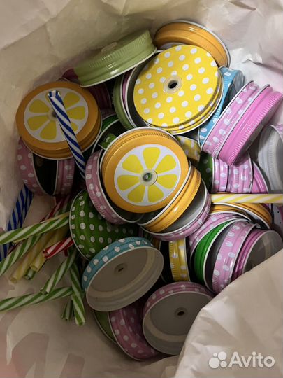 Стеклянные банки с крышкой и требочкой