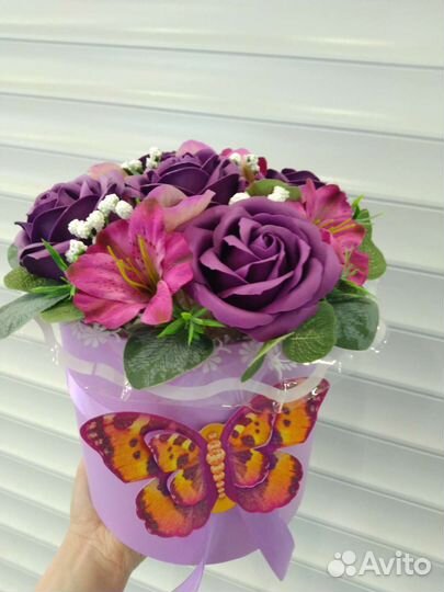 Розы в шляпной коробке