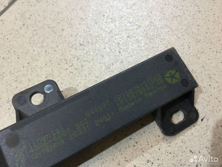 Антенна в дверь Jeep Grand Cherokee WK2 2010