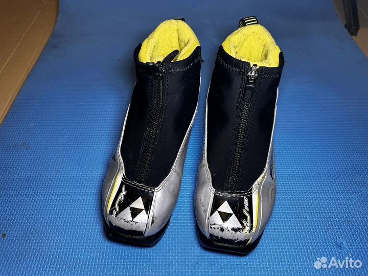 Лыжный комплект (лыжи 140 см, ботинки 33 размер)