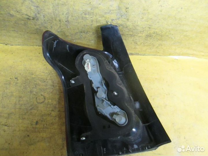 Фонарь правый Toyota Avensis wagon AZT250W