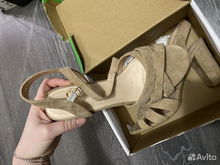 Босоножки женские