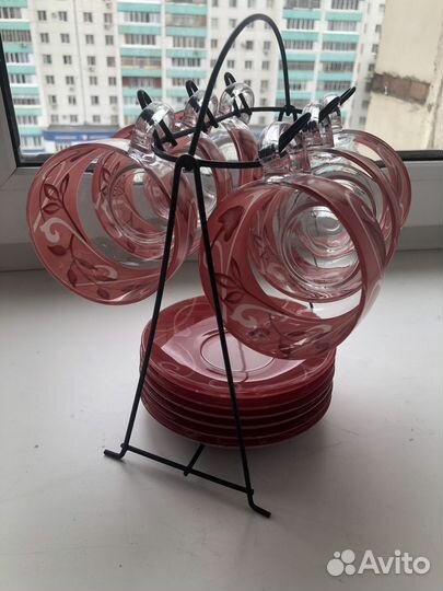 Чайные чашки с блюдцами на подставке