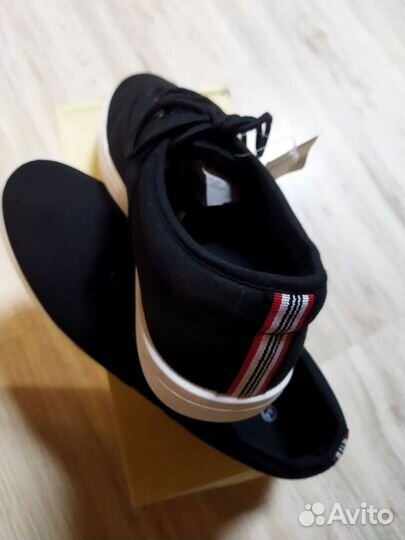 Кроссовки новые