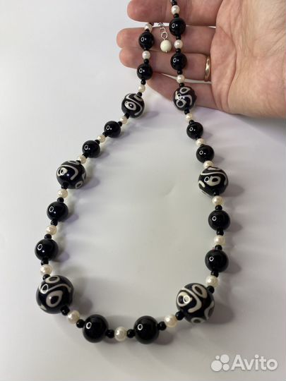 Крупные черные бусы с узорами пластик 55 см