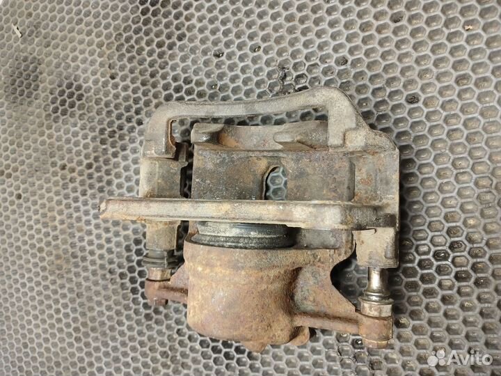 Суппорт передний левый Toyota Caldina