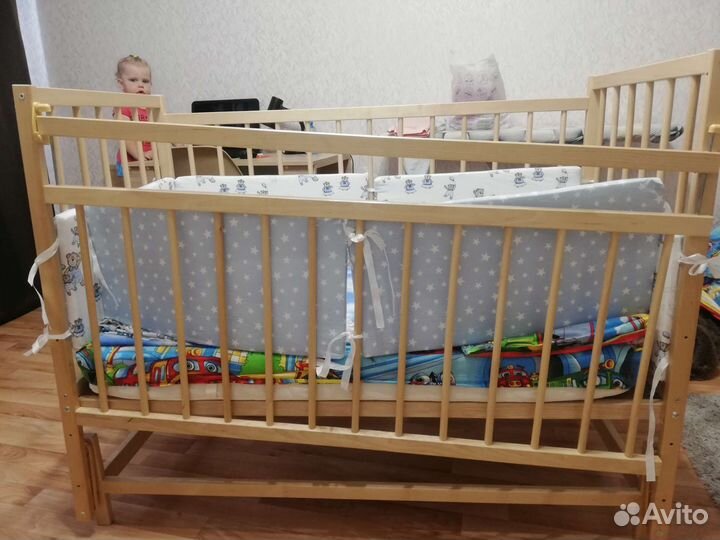 Детская кроватка с маятником и матрасом