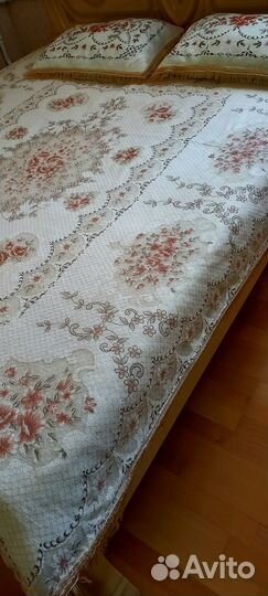 Покрывало и наволочки на кровать и диван