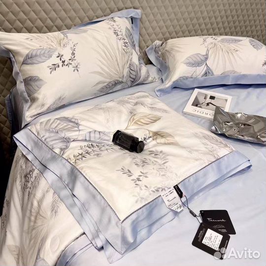 Постели с одеялом из тенселя