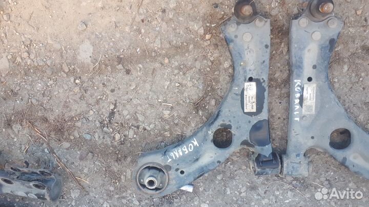 Рычаг левый Шевроле Кобальт