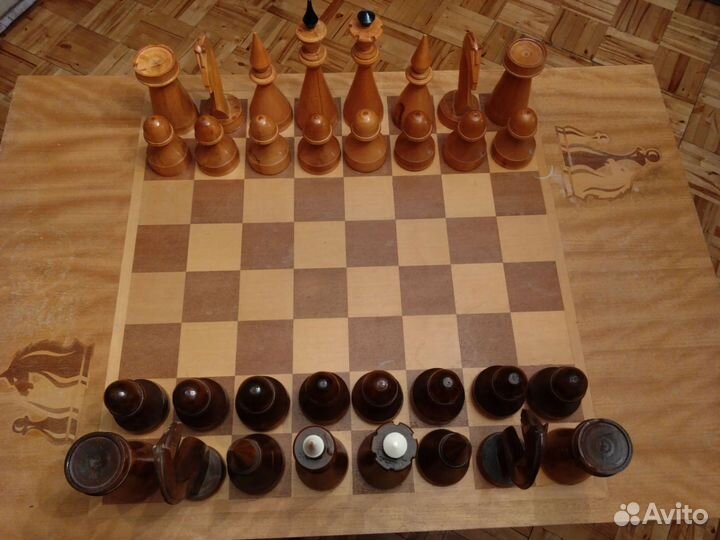 Шахматный стол с шахматами