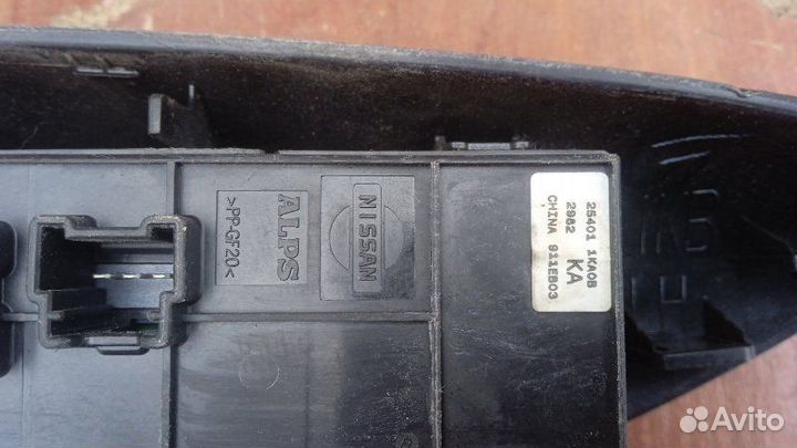 Блок управления стеклоподъемниками Nissan Juke F15