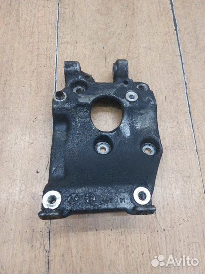 Кронштейн кондиционера Ford Focus 2 G8DA 2010