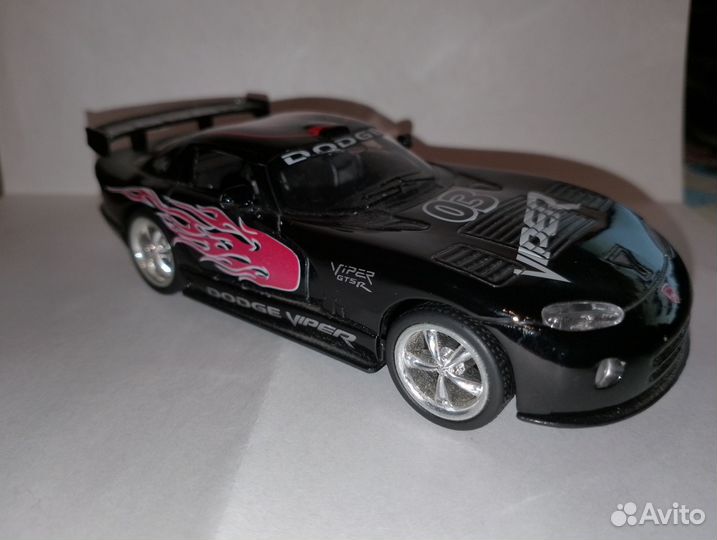Модель Kinsmart Dodge Viper
