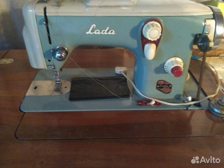 Швейная машина LADA