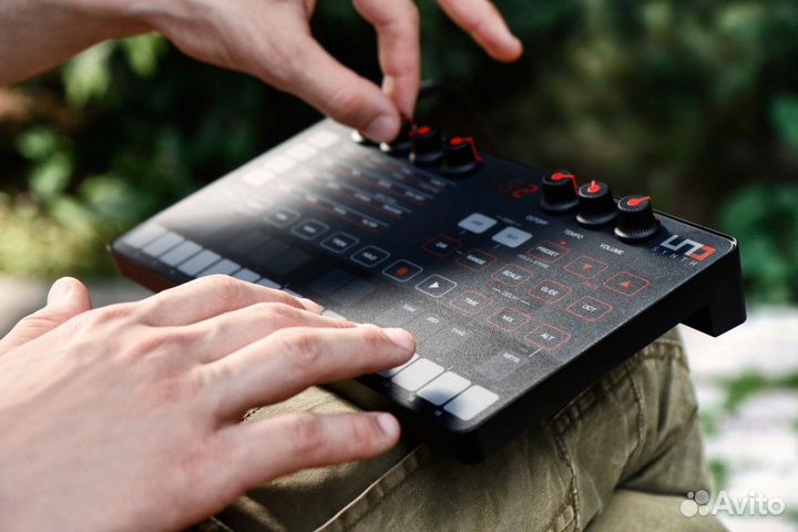 IK Multimedia UNO Synth синтезатор