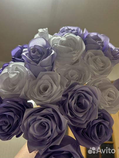 Розы из атласных лент