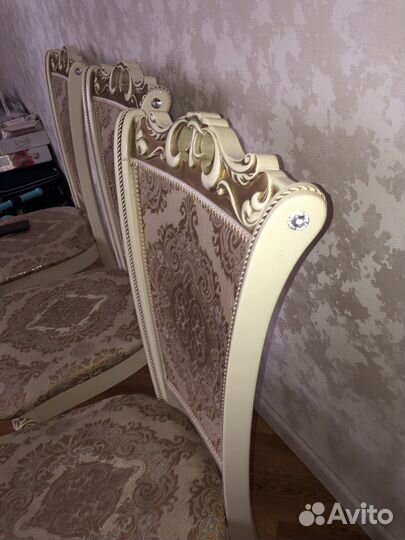 Продаю стол со стульями