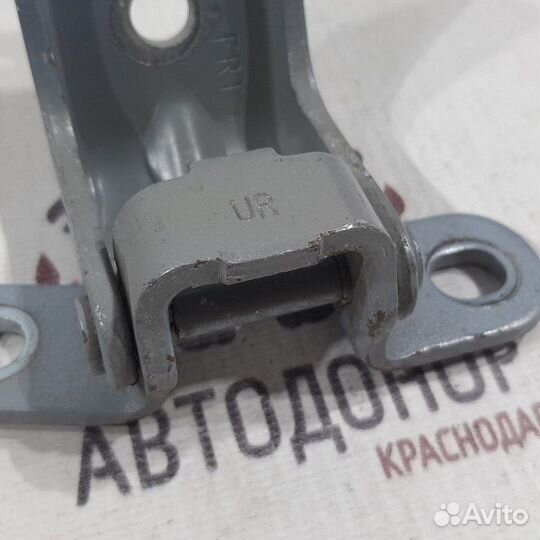Петля двери верхняя передняя правая Hyundai