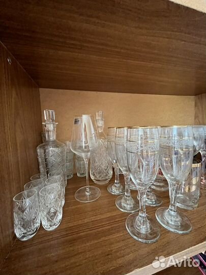 Бокалы, хрустальный рюмки и графин