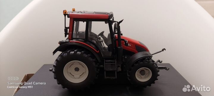 Трактор 1/32 Valtra universal hobbies