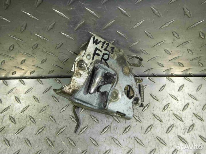 Замок двери передней правой Mercedes-Benz W123