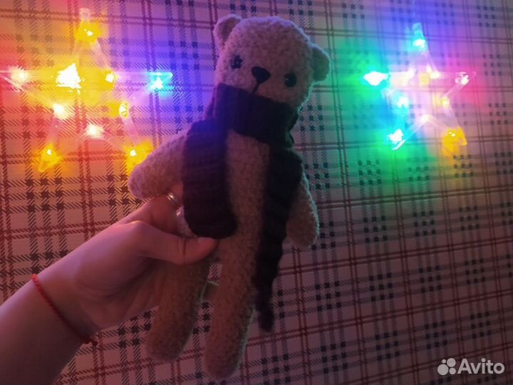 Плюшевый вязаный мишка