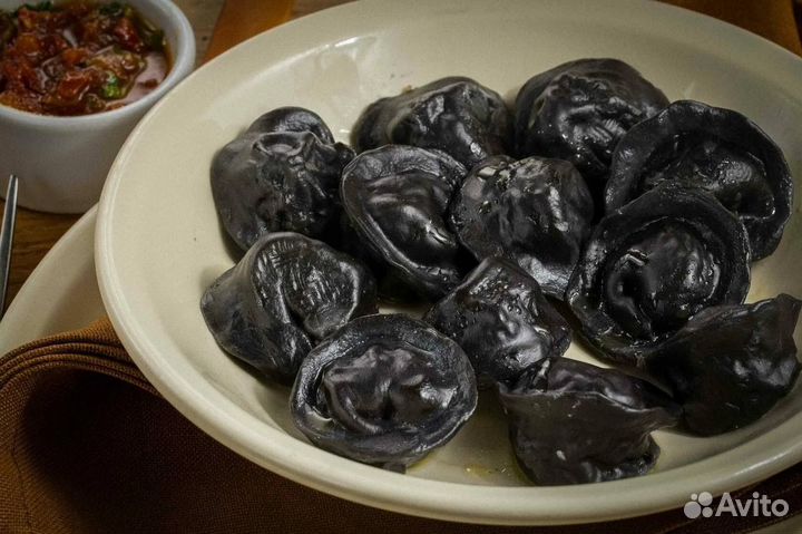 Черные пельмени с мясом краба