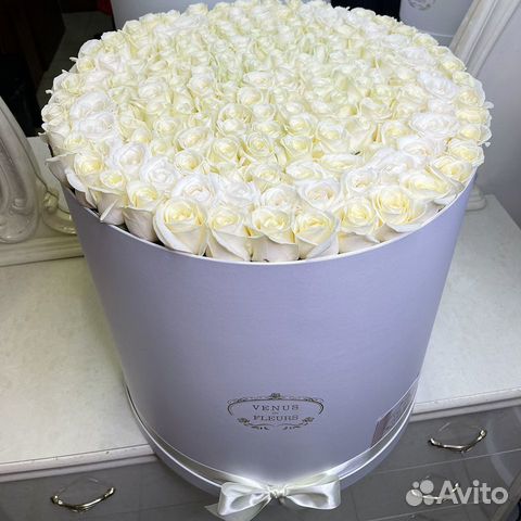 Белые розы в коробке