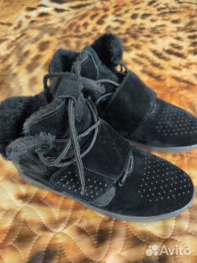 Кроссовки, высокие ботинки