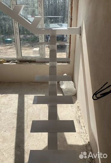 Облицовка лестничного металлокаркаса деревом