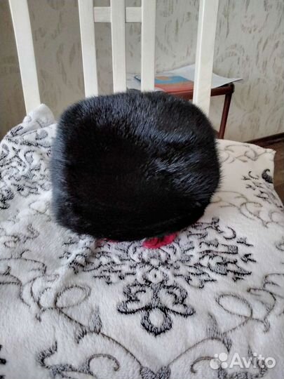 Меховая женская шапка с декором