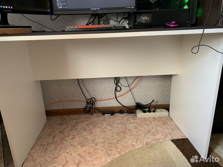 Компьютерный стол белый