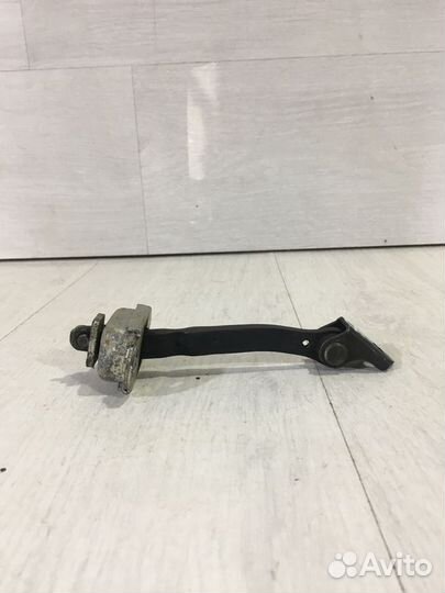 Ограничитель двери nissan qashqai J10 2.0 ат