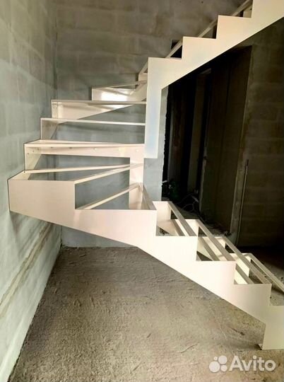 Лестница Г-образная с поворотными ступенями
